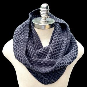 Chunky black and‎ grey infinity scarf
